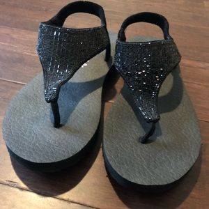 Never worn Sketchers Yoga Foam black sandals womens size 7